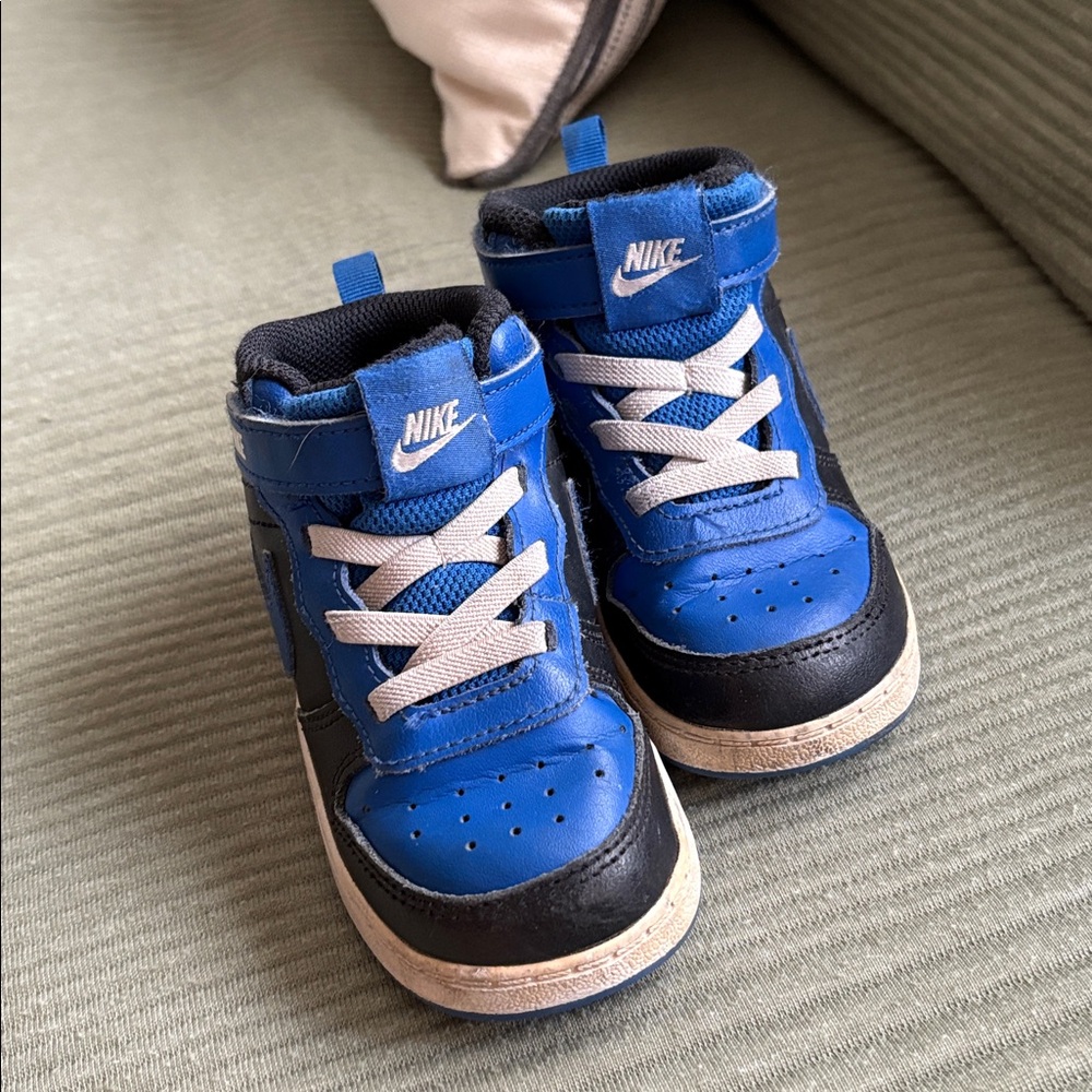 Nike toddler Sneakers in Blue and Black